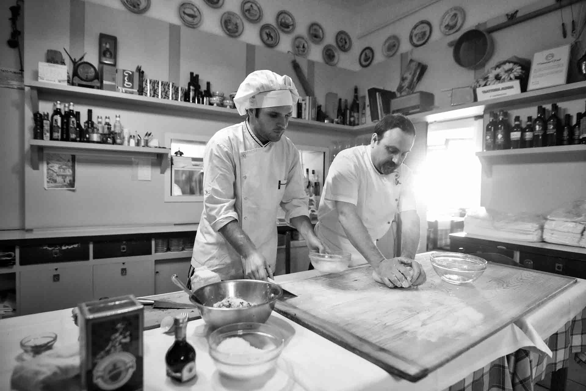 Direktør Andrea Nascimbeni i Casificio 4 Madonne og Geir Andre i lagringsrommet som parmesanen modnes.